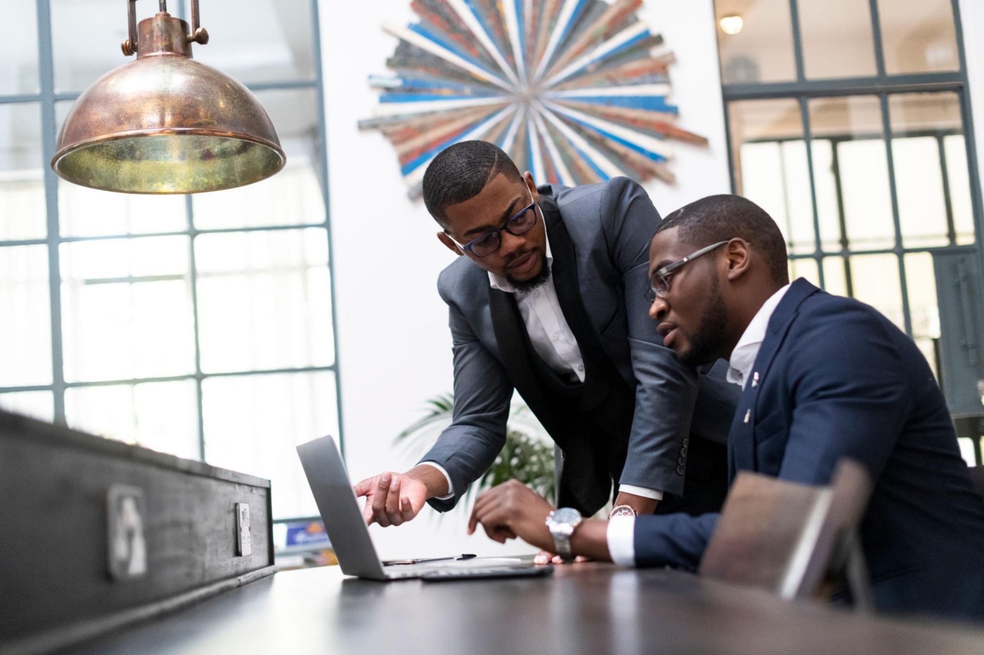 Professionnels analysant une évolution de carrière